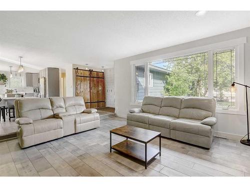 9505 78 Avenue, Grande Prairie, AB - Indoor Photo Showing Living Room