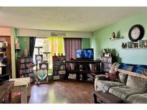 11229 107 Avenue, Fairview, AB - Indoor Photo Showing Living Room