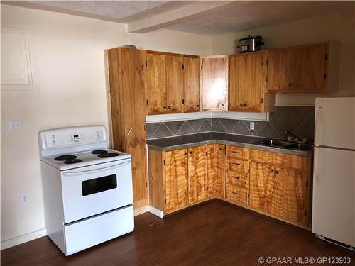 4912 49 Avenue, Grimshaw, AB - Indoor Photo Showing Kitchen With Double Sink