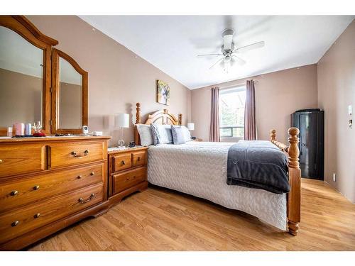 792046 Hwy 2, Rycroft, AB - Indoor Photo Showing Bedroom