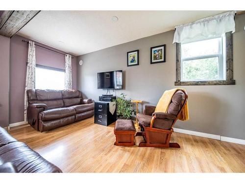 792046 Hwy 2, Rycroft, AB - Indoor Photo Showing Living Room