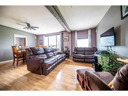 792046 Hwy 2, Rycroft, AB - Indoor Photo Showing Living Room