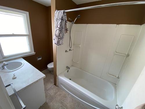 #4, 11019 99 Street, Peace River, AB - Indoor Photo Showing Bathroom