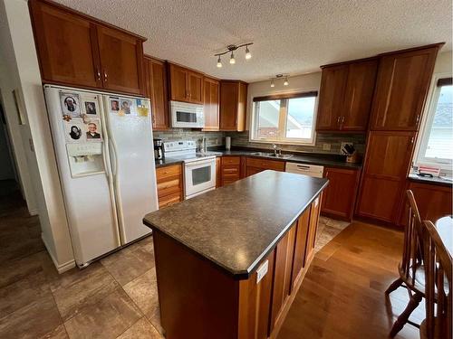 9705 103 Street, Nampa, AB - Indoor Photo Showing Kitchen