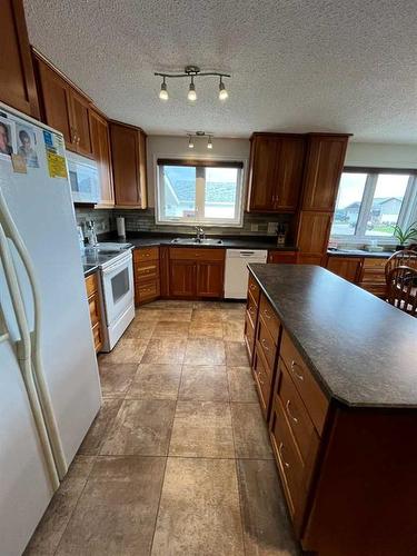 9705 103 Street, Nampa, AB - Indoor Photo Showing Kitchen