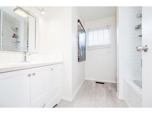 9832 81 Avenue, Grande Prairie, AB - Indoor Photo Showing Bathroom