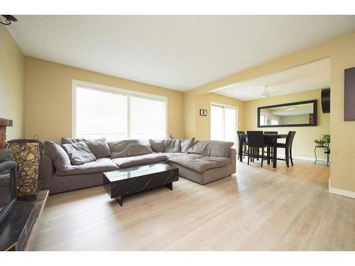 9832 81 Avenue, Grande Prairie, AB - Indoor Photo Showing Living Room