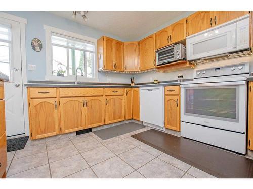 9740 71 Avenue, Grande Prairie, AB - Indoor Photo Showing Kitchen