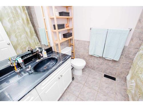 9740 71 Avenue, Grande Prairie, AB - Indoor Photo Showing Bathroom