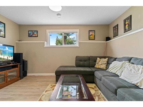 133-9105 91 Street, Grande Prairie, AB - Indoor Photo Showing Living Room