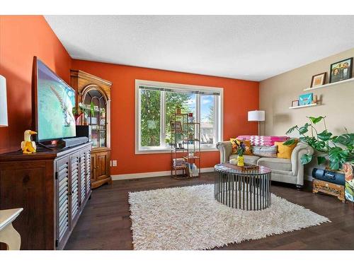 133-9105 91 Street, Grande Prairie, AB - Indoor Photo Showing Living Room