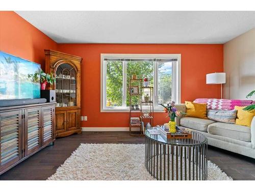 133-9105 91 Street, Grande Prairie, AB - Indoor Photo Showing Living Room