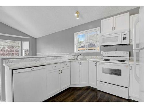 6401 91 Street, Grande Prairie, AB - Indoor Photo Showing Kitchen