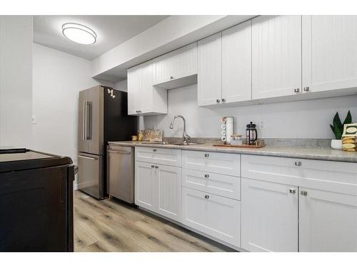 4101-7201 Poplar Drive, Grande Prairie, AB - Indoor Photo Showing Kitchen