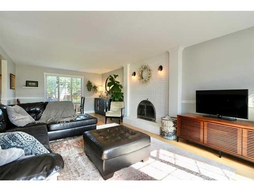 9712 85 Avenue, Peace River, AB - Indoor Photo Showing Living Room