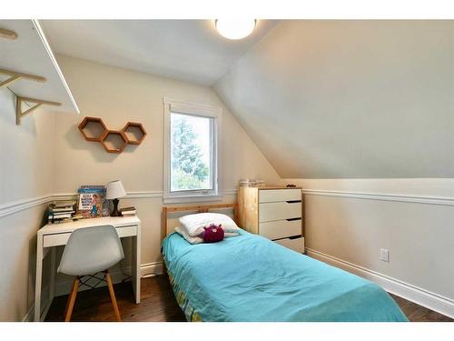 9712 85 Avenue, Peace River, AB - Indoor Photo Showing Bedroom