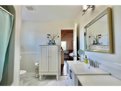 9712 85 Avenue, Peace River, AB - Indoor Photo Showing Bathroom