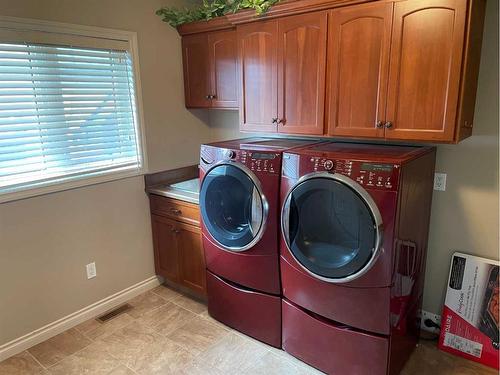 11207 110 Ave. Close, Fairview, AB - Indoor Photo Showing Laundry Room