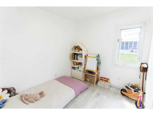 10901 105 Avenue, Fairview, AB - Indoor Photo Showing Bedroom