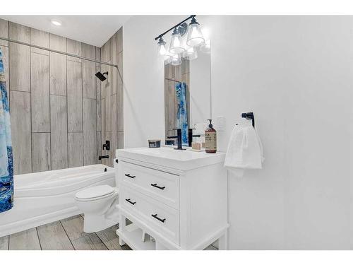 8013 112 Street, Grande Prairie, AB - Indoor Photo Showing Bathroom