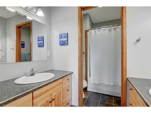 95051 Township Rd 722, Beaverlodge, AB - Indoor Photo Showing Bathroom