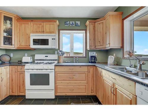 95051 Township Rd 722, Beaverlodge, AB - Indoor Photo Showing Kitchen With Double Sink