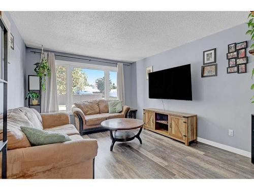 12418 95 Street, Grande Prairie, AB - Indoor Photo Showing Living Room