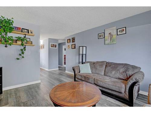 12418 95 Street, Grande Prairie, AB - Indoor Photo Showing Living Room