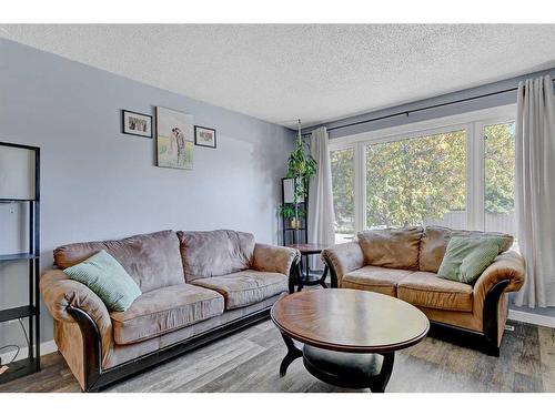 12418 95 Street, Grande Prairie, AB - Indoor Photo Showing Living Room