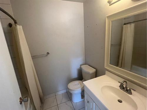 703 Oak Drive, Beaverlodge, AB - Indoor Photo Showing Bathroom