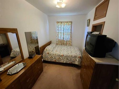 9814 95 Avenue, Peace River, AB - Indoor Photo Showing Bedroom