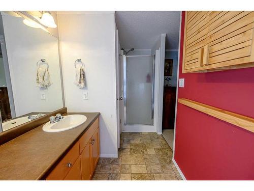 8806 85 Avenue, Grande Prairie, AB - Indoor Photo Showing Bathroom