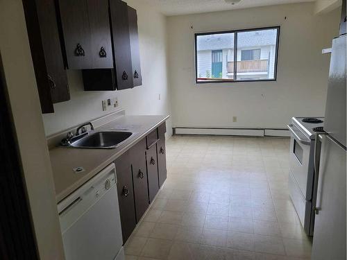 319-7801 98 Street, Peace River, AB - Indoor Photo Showing Kitchen