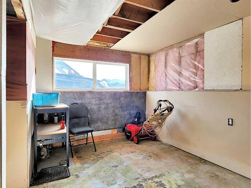 10202 97 Avenue, Grande Cache, AB - Indoor Photo Showing Garage