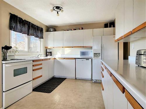 10202 97 Avenue, Grande Cache, AB - Indoor Photo Showing Kitchen