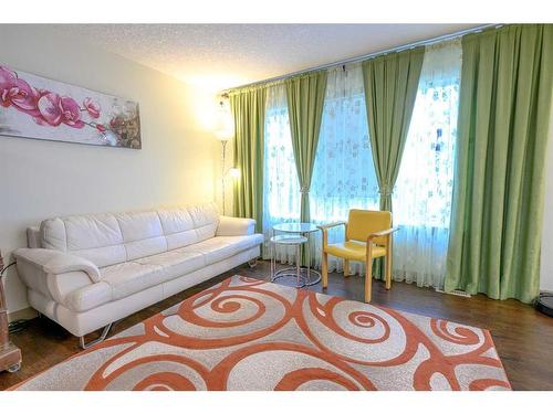 11105 60 Avenue, Grande Prairie, AB - Indoor Photo Showing Living Room