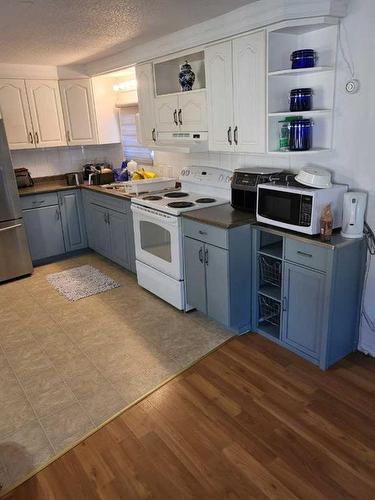 912 3Rd Avenue, Beaverlodge, AB - Indoor Photo Showing Kitchen