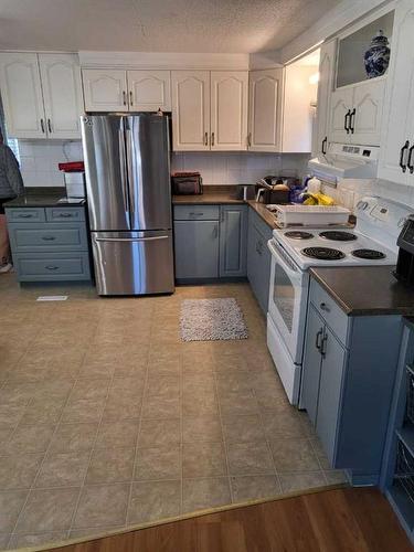 912 3Rd Avenue, Beaverlodge, AB - Indoor Photo Showing Kitchen With Double Sink