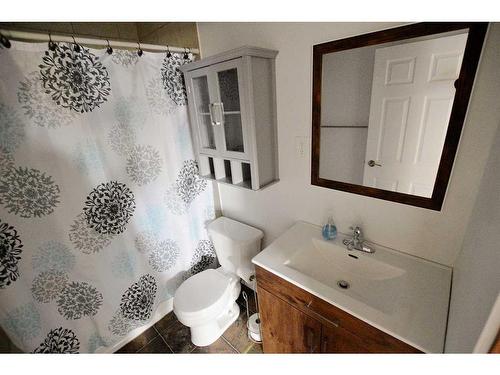 9230 100 Avenue, Grande Prairie, AB - Indoor Photo Showing Bathroom