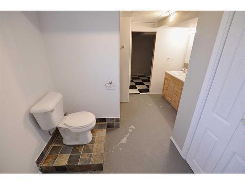 9230 100 Avenue, Grande Prairie, AB - Indoor Photo Showing Bathroom