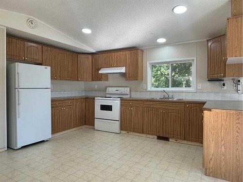 781032 Range Road 23 Road, Wanham, AB - Indoor Photo Showing Kitchen