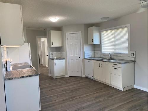 9406 102 Avenue, Grande Prairie, AB - Indoor Photo Showing Kitchen With Double Sink