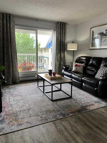 403-10405 99 Avenue, Grande Prairie, AB - Indoor Photo Showing Living Room