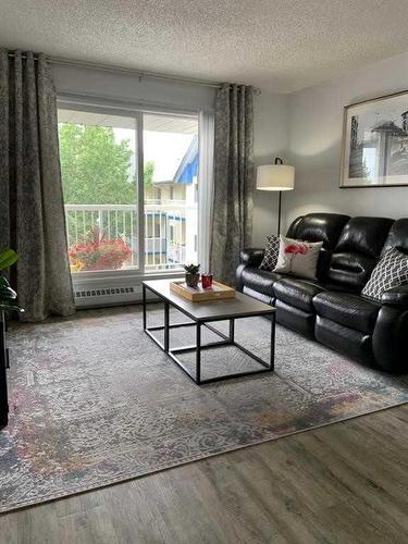 403-10405 99 Avenue, Grande Prairie, AB - Indoor Photo Showing Living Room