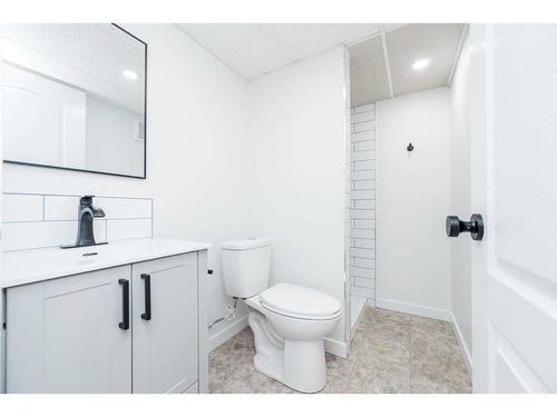 9813 90 Street, Grande Prairie, AB - Indoor Photo Showing Bathroom