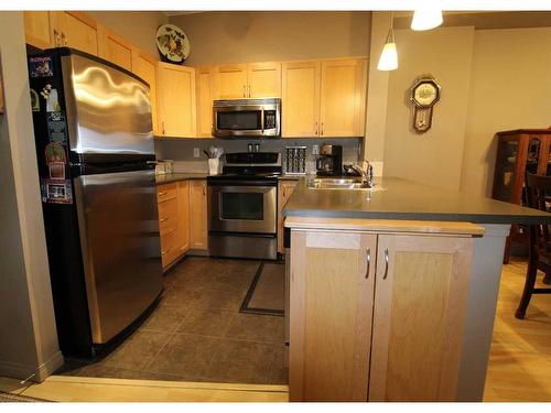 402-12330 102 Street, Grande Prairie, AB - Indoor Photo Showing Kitchen