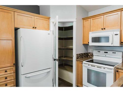 11334 Pinnacle Drive, Grande Prairie, AB - Indoor Photo Showing Kitchen