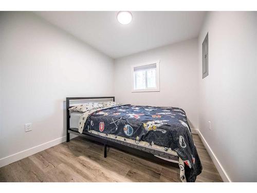 704015 Range Road 64, Rural Grande Prairie No. 1, County Of, AB - Indoor Photo Showing Bedroom