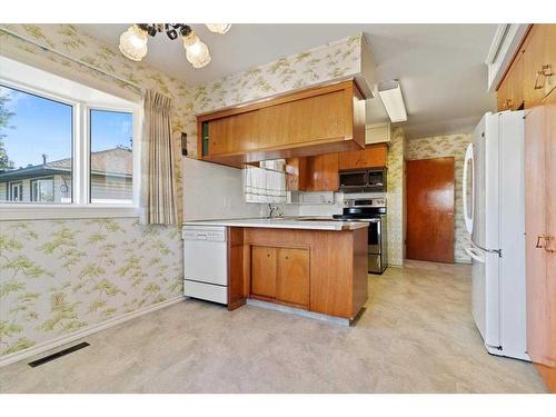 10834 95 Street, Grande Prairie, AB - Indoor Photo Showing Kitchen