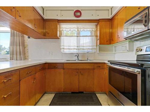 10834 95 Street, Grande Prairie, AB - Indoor Photo Showing Kitchen With Double Sink